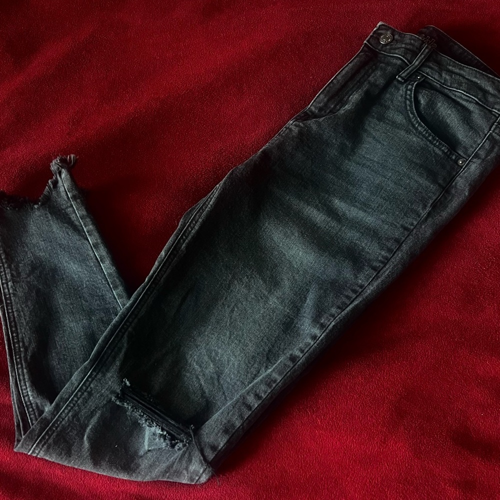 ••Black tapered high rise jeans ••